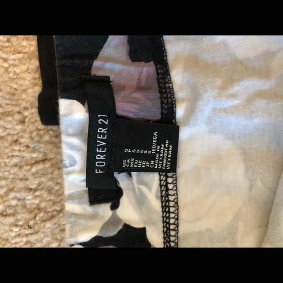 3 for 15 💕 Forever 21 floral mini skirt - Picture 2 of 2